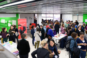 des personnes qui parlent, des tables avec de la documentation